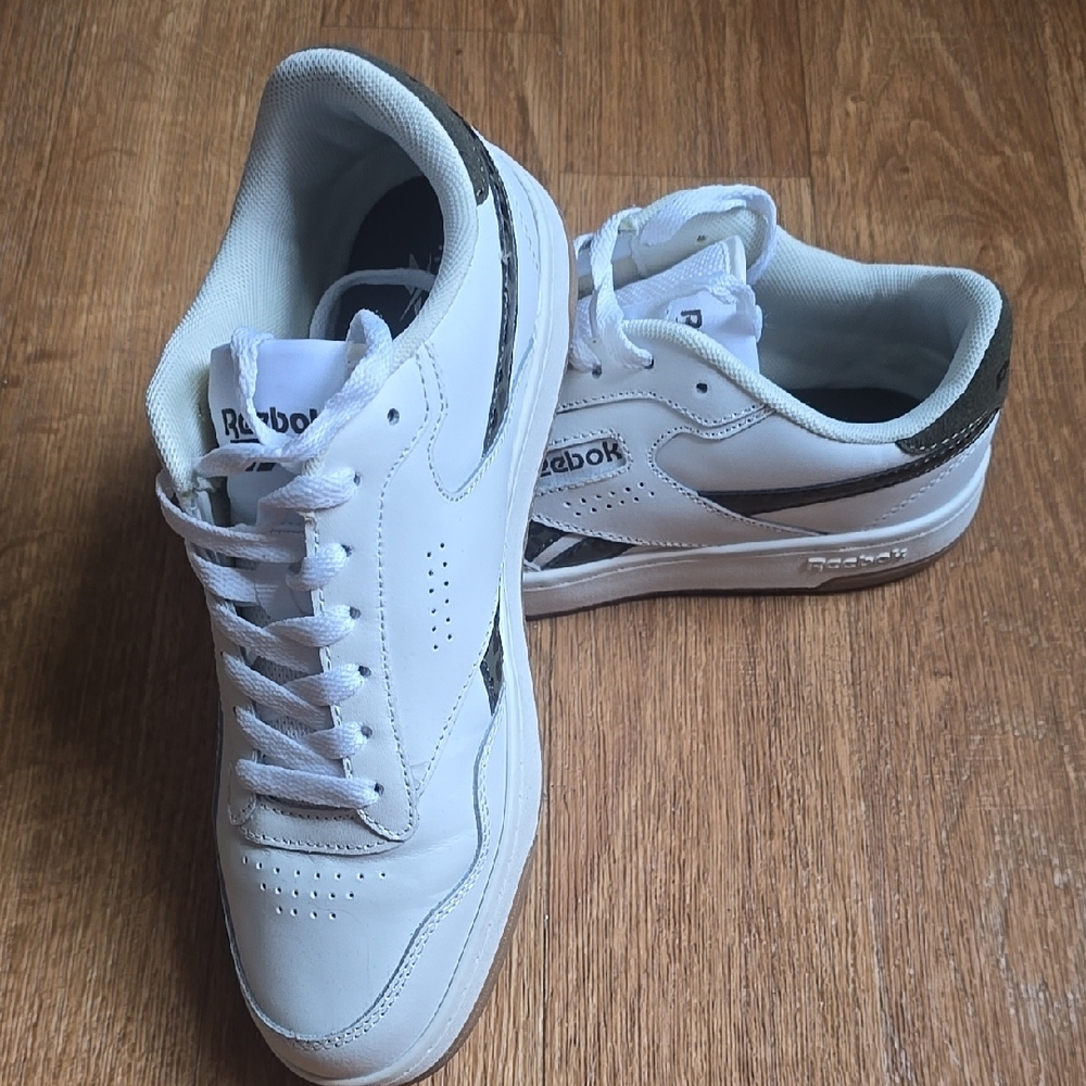 Reebok Woman White and Black Sneakers